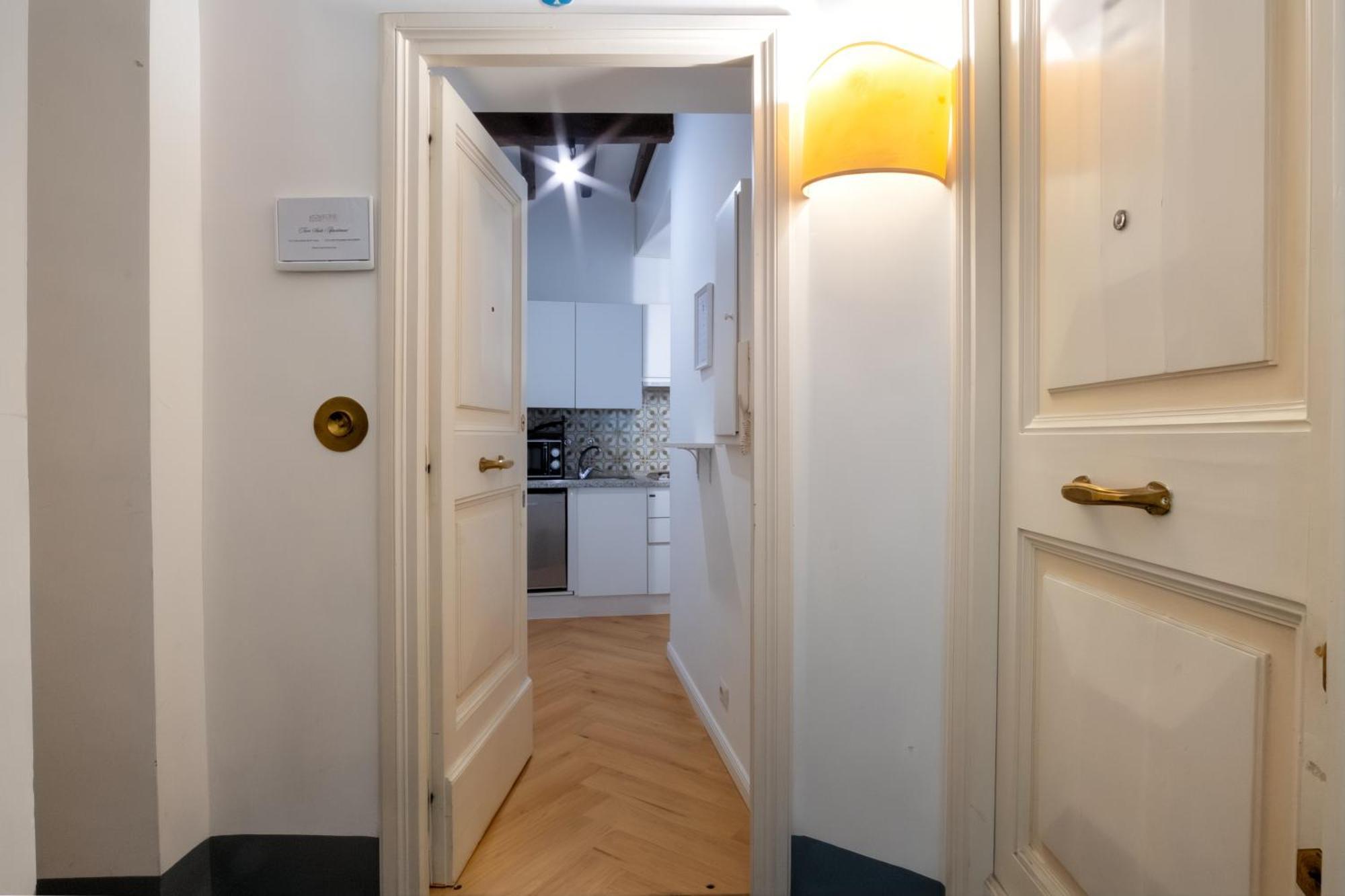 Apartment Elegantis Trevi - Just 50m From Trevi Fountain