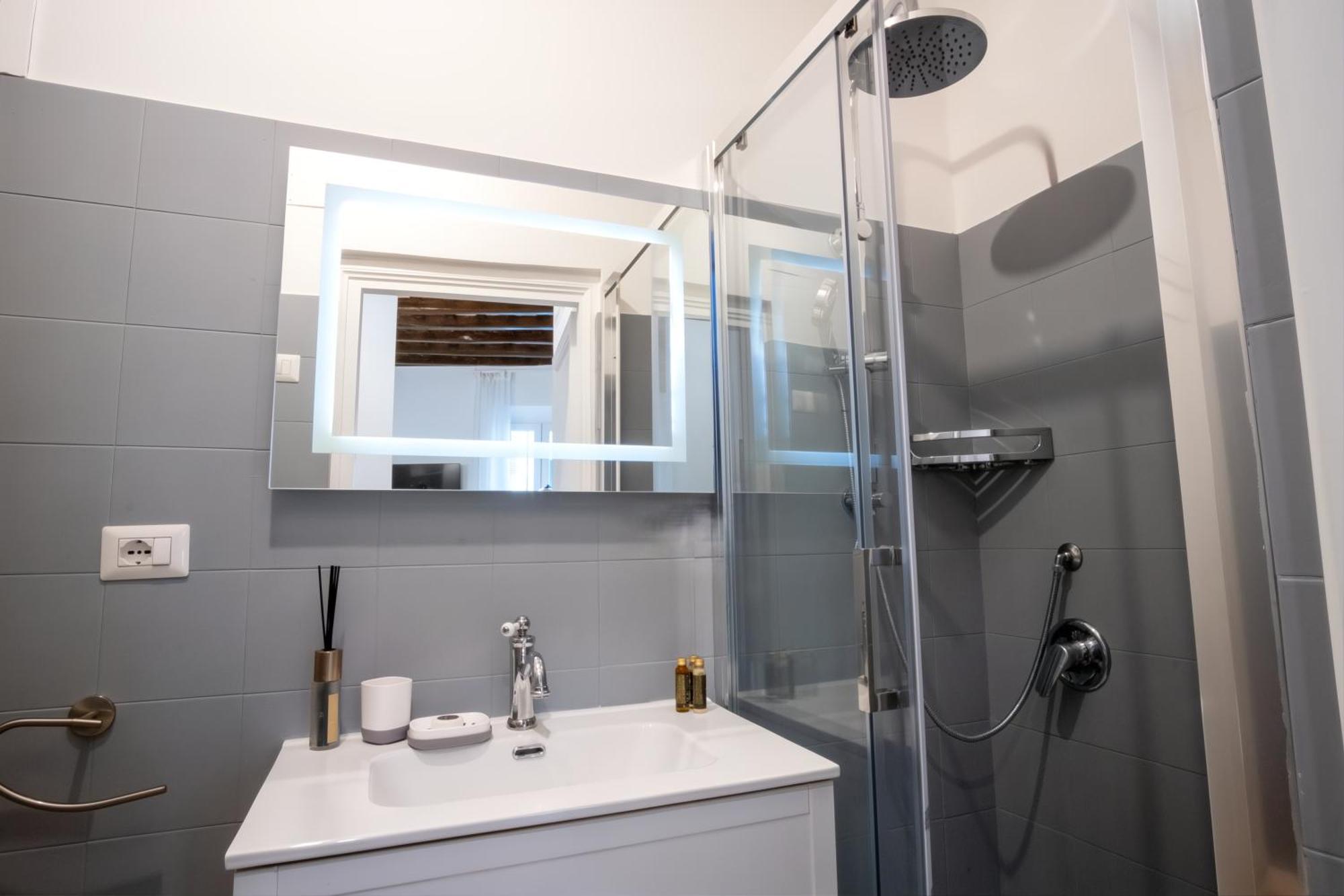 Apartment Elegantis Trevi - Just 50m From Trevi Fountain Rom